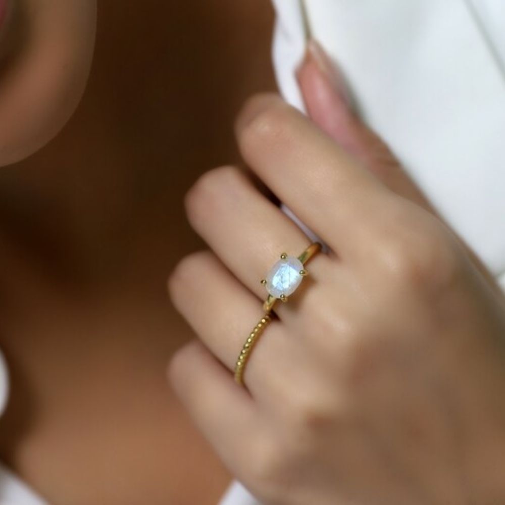 Sterling Silver Moonstone Ring - LuxuryBring