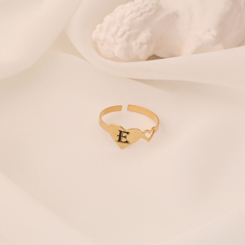 Personalized Heart Letter Engraved Ring - LuxuryBring