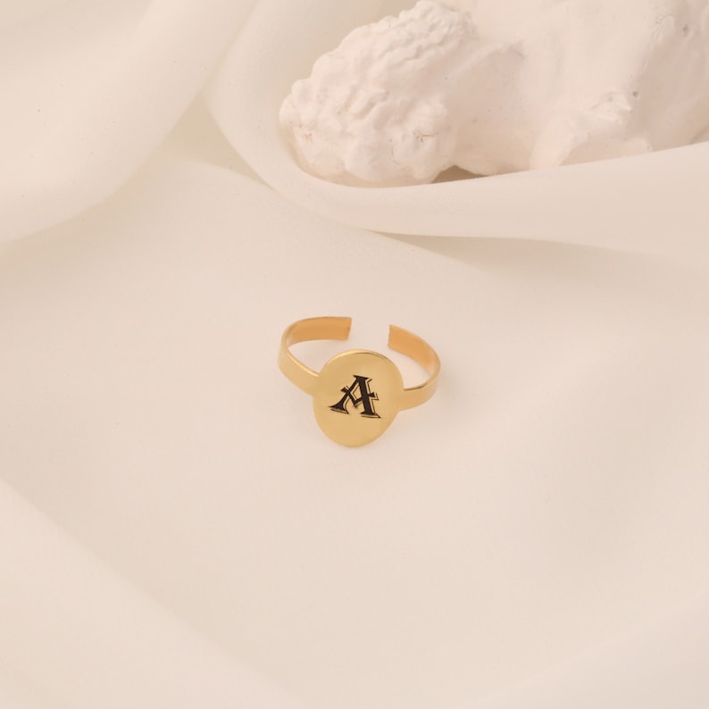 Personalized Oval Shaped Signet name Ring - LuxuryBring