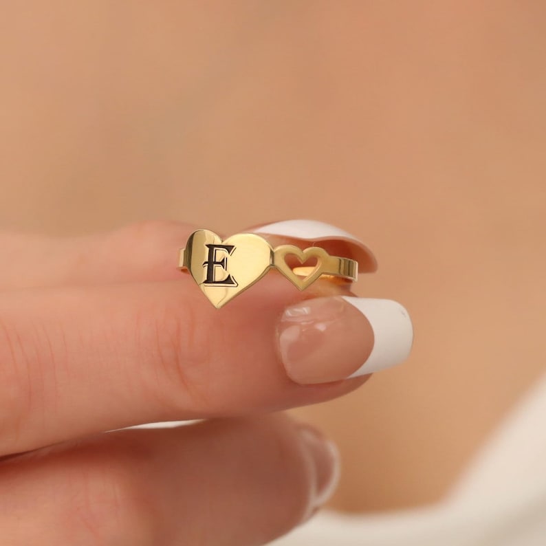 Personalized Heart Letter Engraved Ring - LuxuryBring